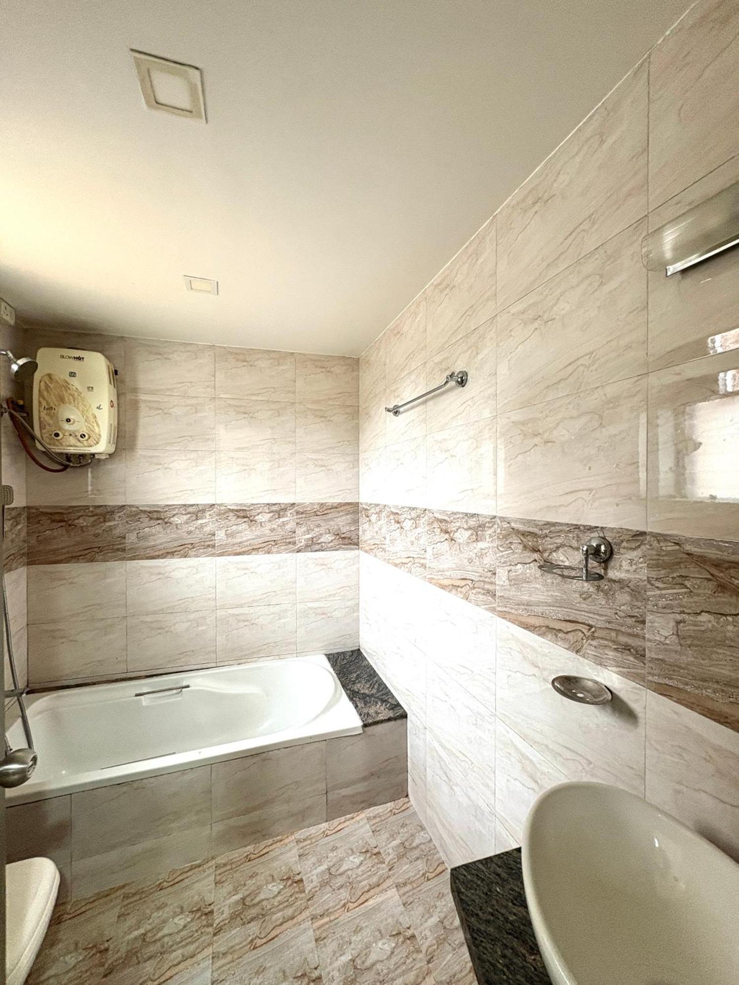Hotel Laxmi Residency Лонавала Екстериор снимка