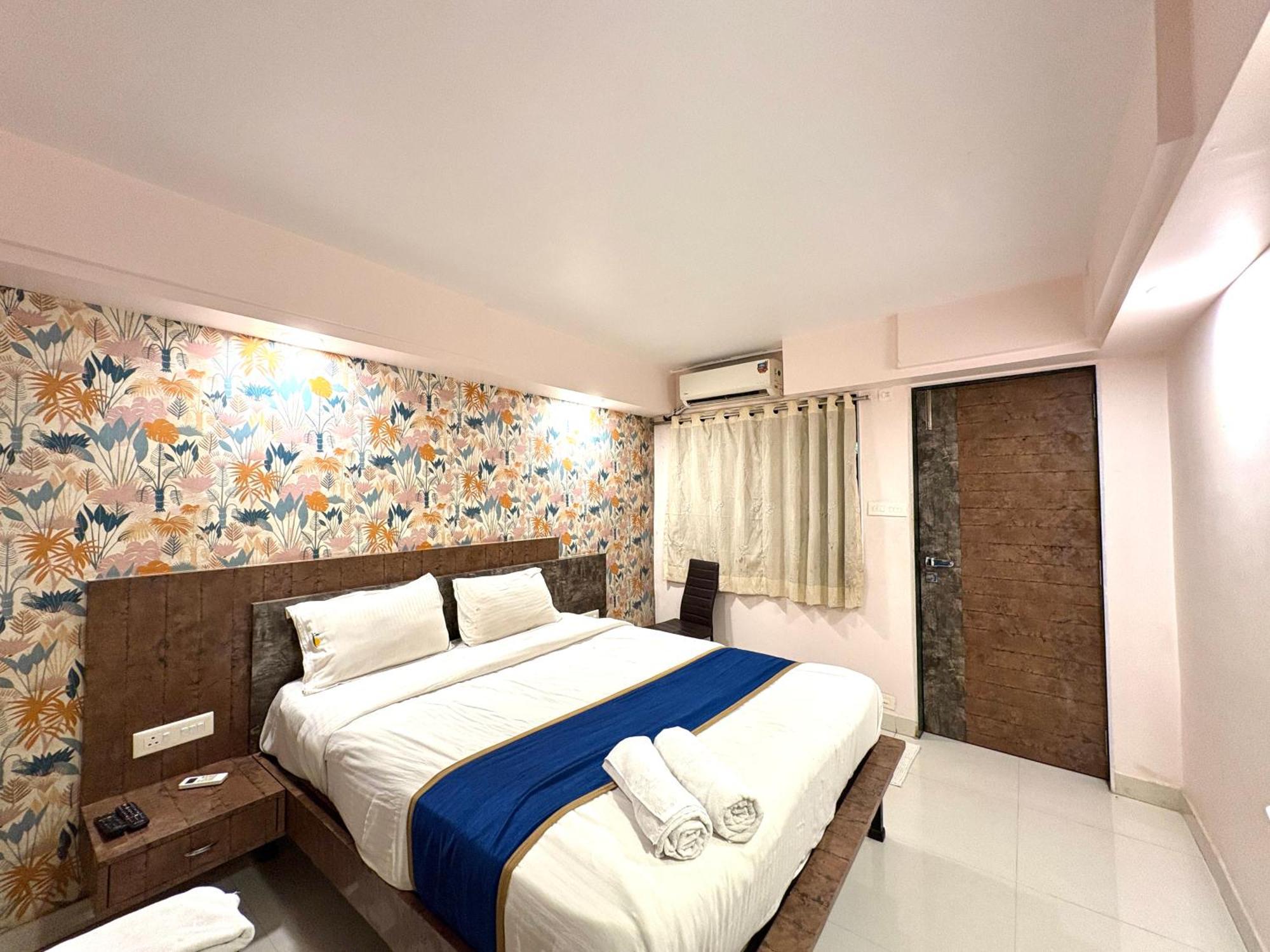 Hotel Laxmi Residency Лонавала Екстериор снимка